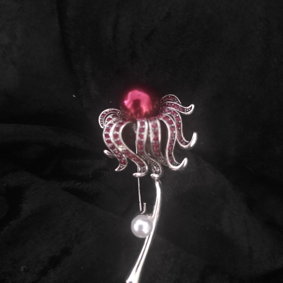 Elegant Red and Silver Brooch - Picture 6 of 6